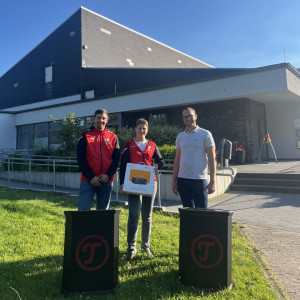 Stellvertretend für den Förderverein übergibt Svenja Blaszczak (mitte) die von der Förderung finanzierten Anschaffungen an Geschäftsführer Robin Koch (links) und Materialwart Tobias Caspers (rechts).