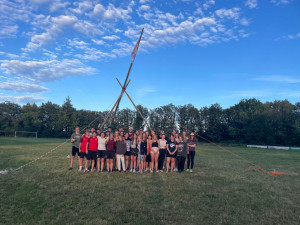 Gruppenfoto aller Teilnehmenden und Betreuer:innen vor dem Banner unser Ortsgruppe.