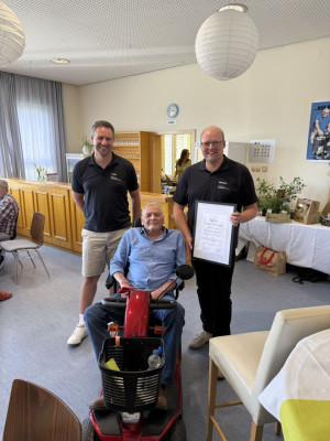 Unser Vorsitzender Jorik und Vorstandsmitglied Markus gratulieren Rüdiger stellvertretend für den gesamten Verein.