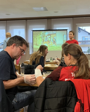 Praktische Übung beim Erste-Hilfe-Kurs.