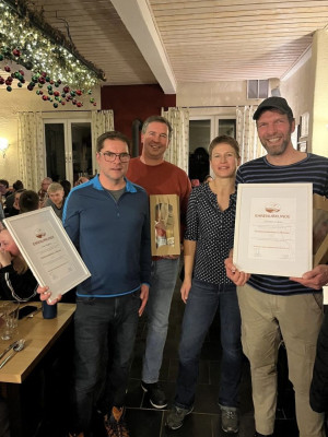 Unsere Vorsitzenden Svenja und Jorik überreichen Kai Wagner und Martijn Lukas das Verdienstzeichen der DLRG in Bronze.