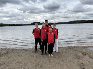Leo Pies, Elisa Wisecarver, Heimtrainer Markus Rosenbach, Greta Rückgauer und Paul Braun (von links) beim Freigewässerlehrgang am Bostalsee.